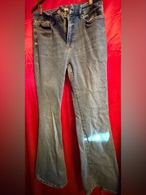 Good American Flared Jeans in Medium Blue Wash